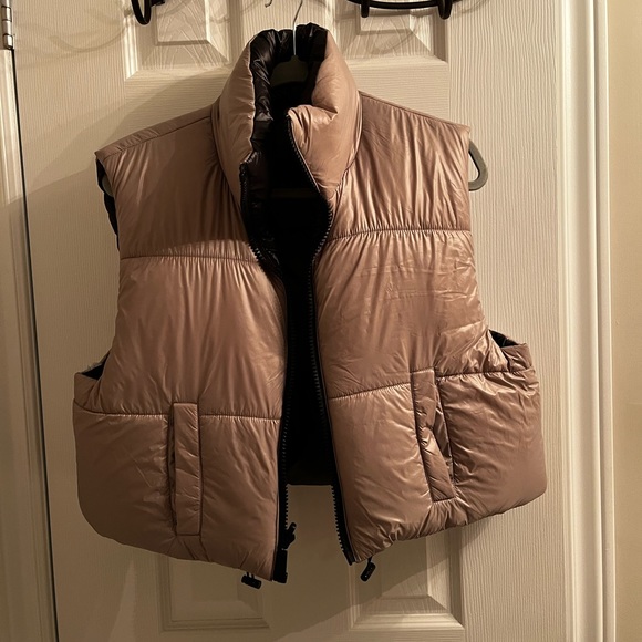 Invertible Garage puffer vest 🤎🖤 - Picture 3 of 7